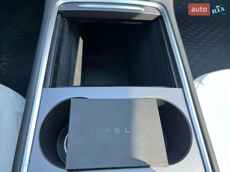 Седан Tesla Model 3 2020 в Львове