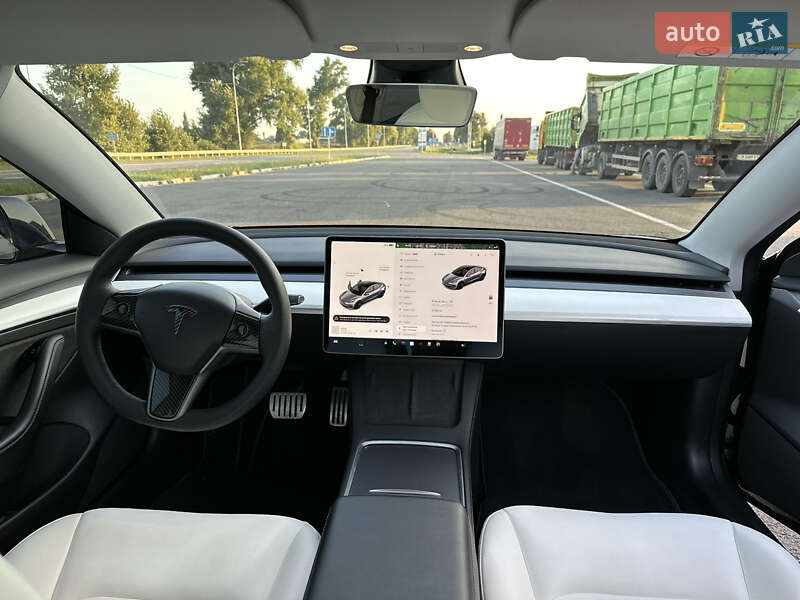 Седан Tesla Model 3 2021 в Киеве