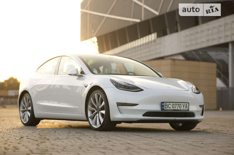 Седан Tesla Model 3 2019 в Львове