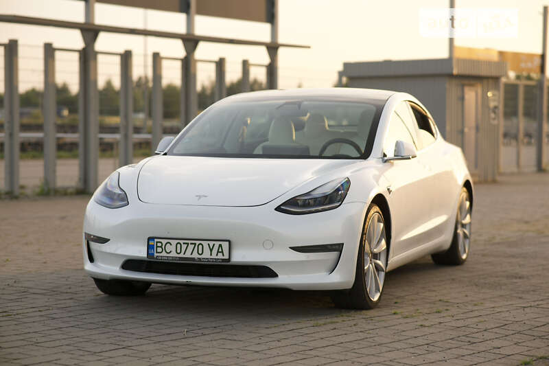 Седан Tesla Model 3 2019 в Львове