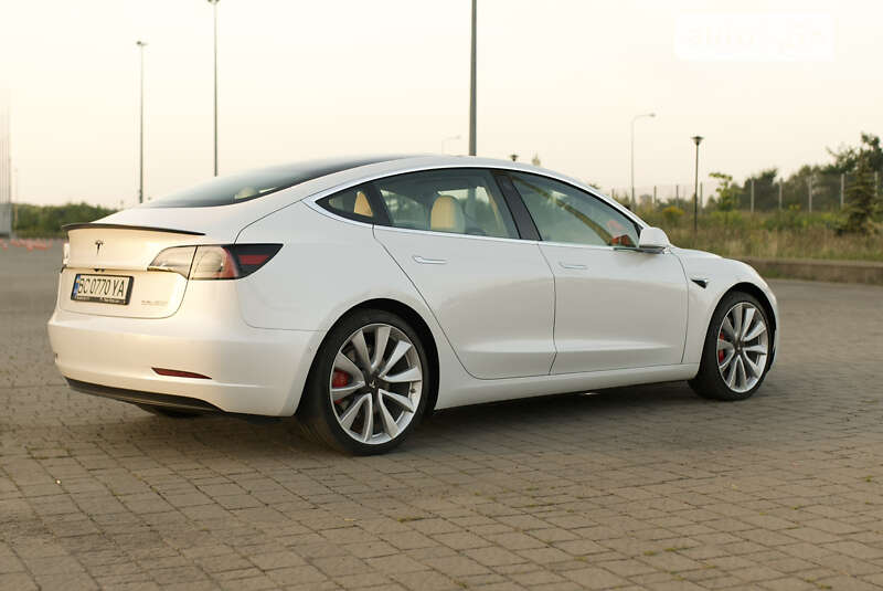 Седан Tesla Model 3 2019 в Львове