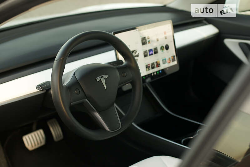 Седан Tesla Model 3 2019 в Львове