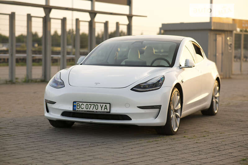 Седан Tesla Model 3 2019 в Львове