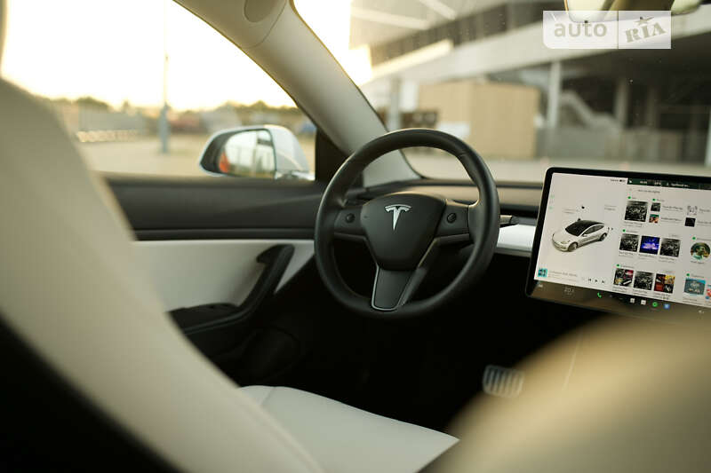 Седан Tesla Model 3 2019 в Львове