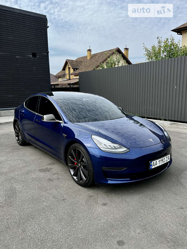 Седан Tesla Model 3 2020 в Киеве