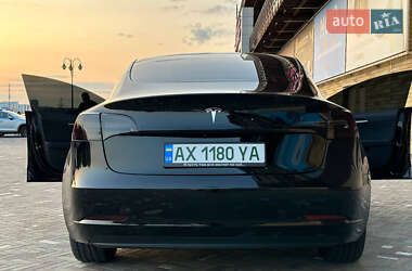 Седан Tesla Model 3 2022 в 