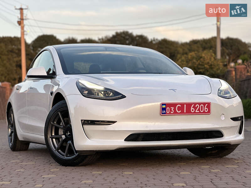 Седан Tesla Model 3 2022 в Ровно
