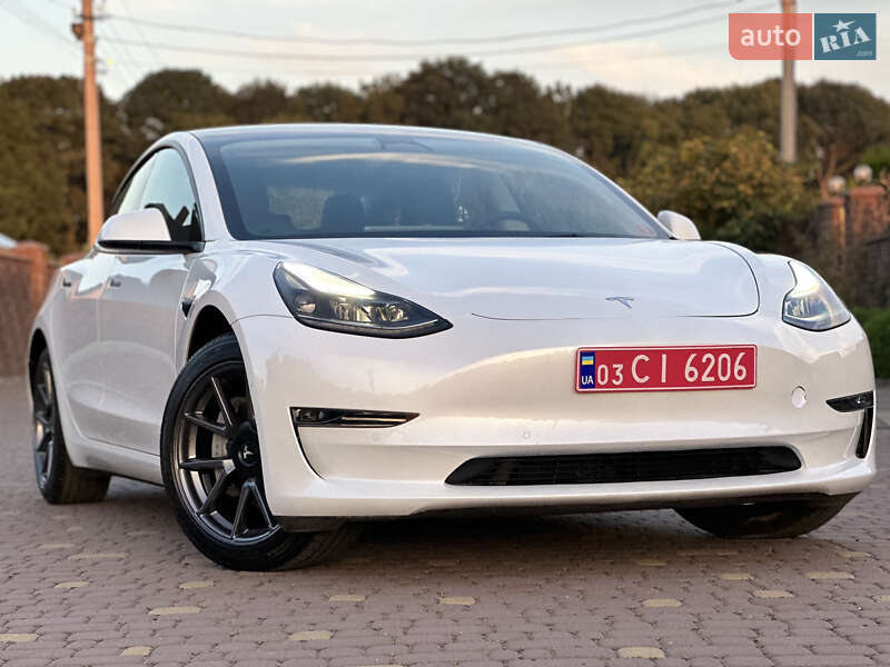Седан Tesla Model 3 2022 в Ровно