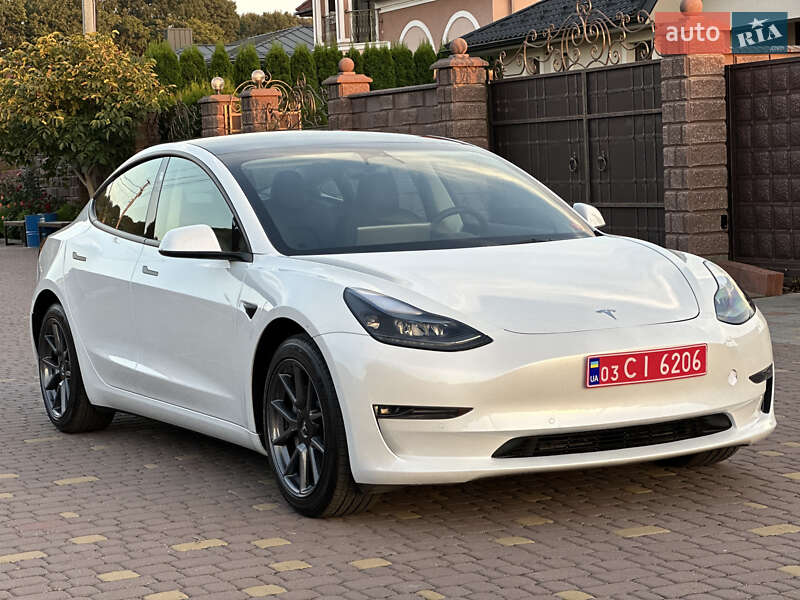 Седан Tesla Model 3 2022 в Ровно