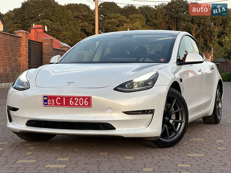 Седан Tesla Model 3 2022 в Ровно
