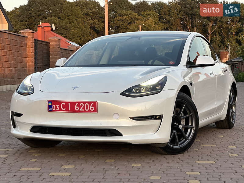 Седан Tesla Model 3 2022 в Ровно