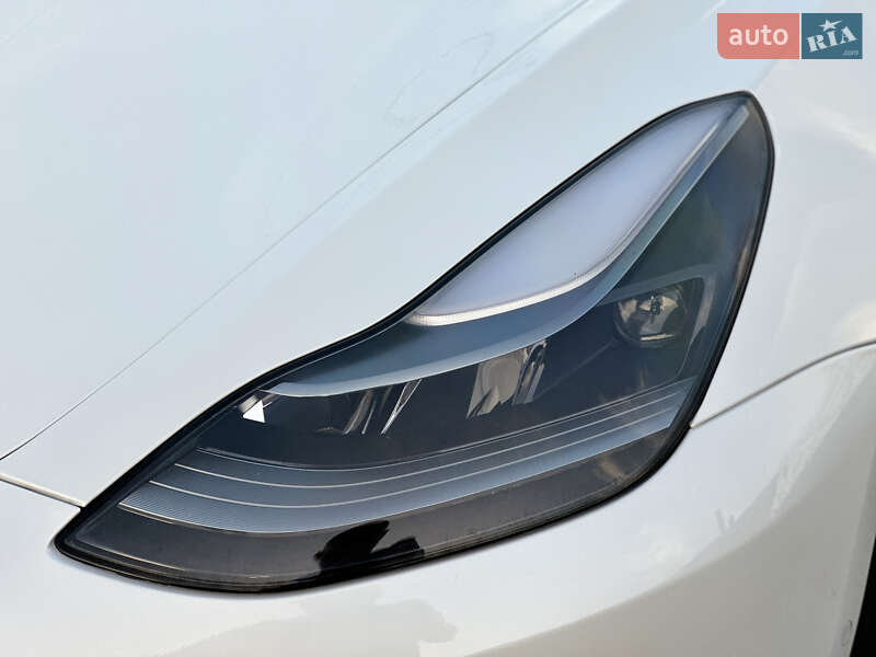 Седан Tesla Model 3 2022 в Ровно