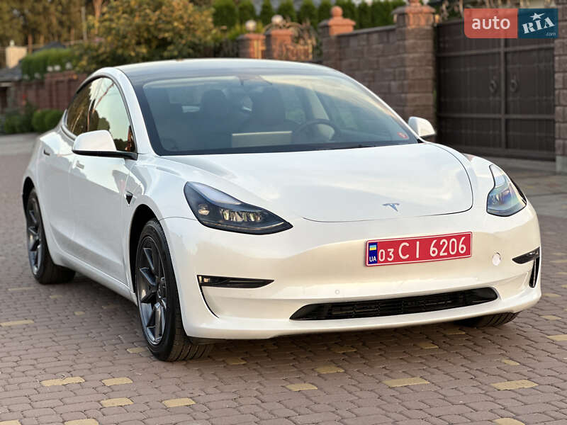 Седан Tesla Model 3 2022 в Ровно