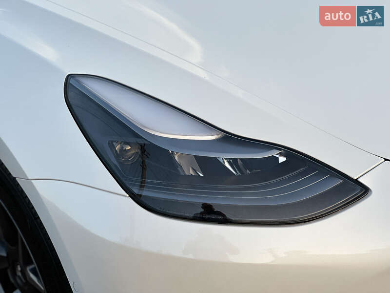 Седан Tesla Model 3 2022 в Ровно