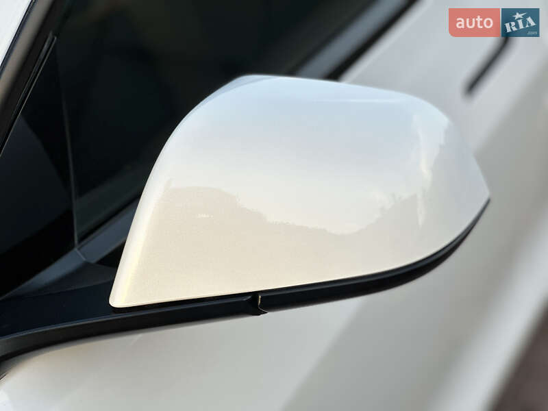 Седан Tesla Model 3 2022 в Ровно