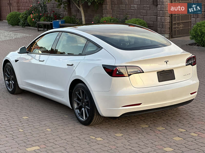 Седан Tesla Model 3 2022 в Ровно