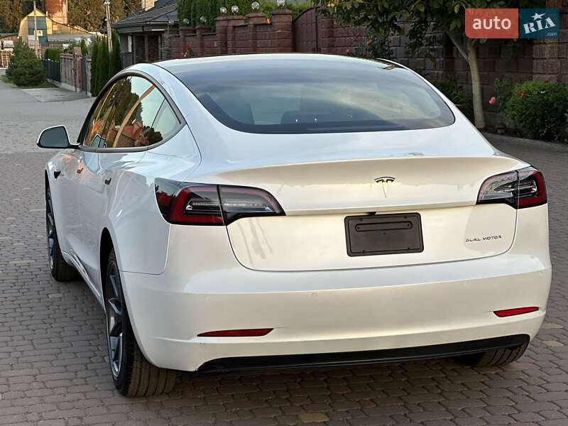 Седан Tesla Model 3 2022 в Ровно