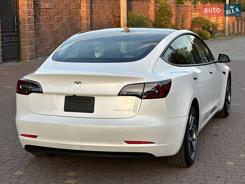 Седан Tesla Model 3 2022 в Ровно