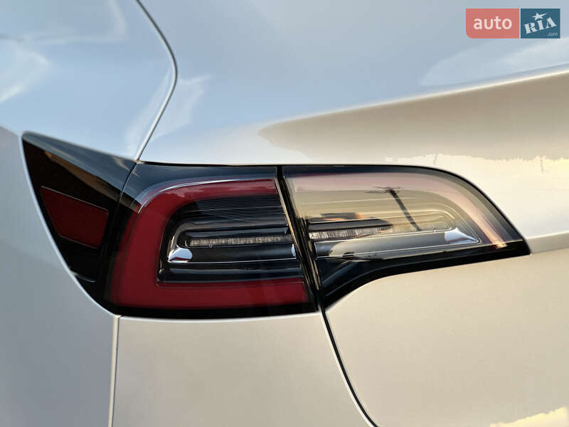 Седан Tesla Model 3 2022 в Ровно
