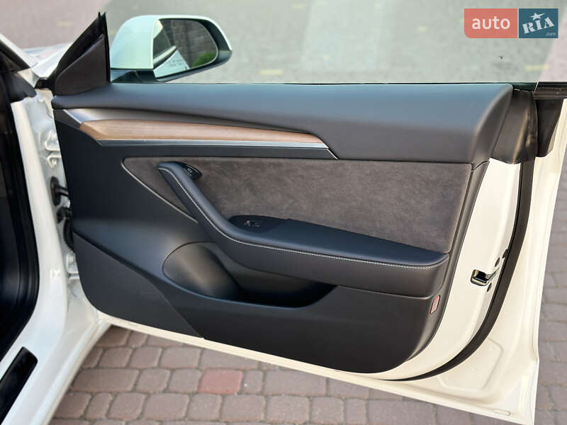 Седан Tesla Model 3 2022 в Ровно