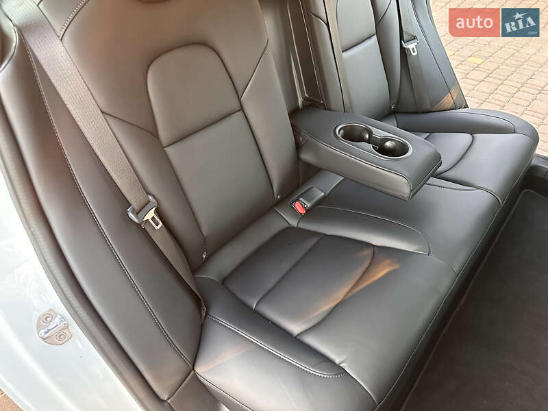 Седан Tesla Model 3 2022 в Ровно