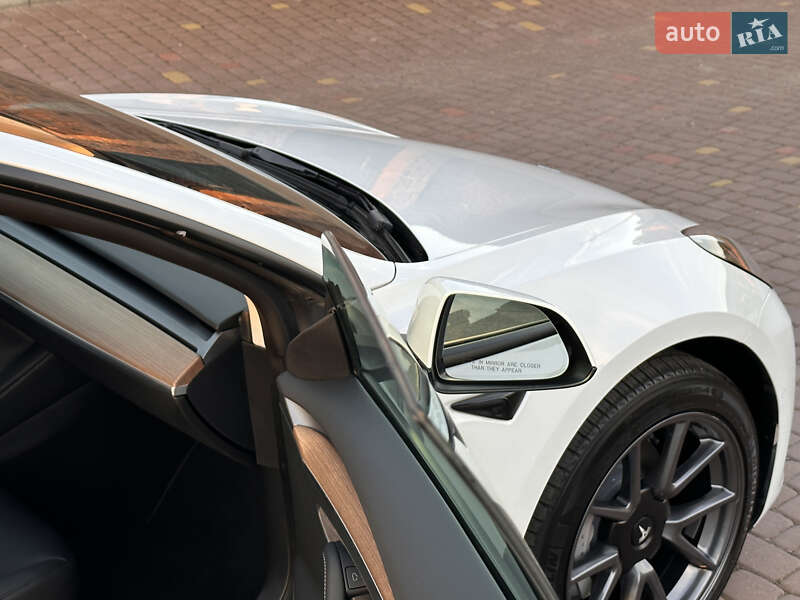 Седан Tesla Model 3 2022 в Ровно