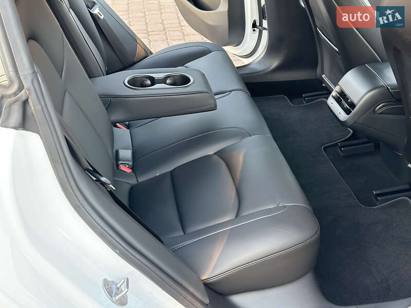 Седан Tesla Model 3 2022 в Ровно