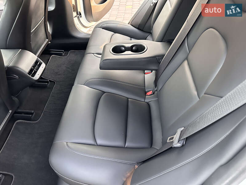 Седан Tesla Model 3 2022 в Ровно