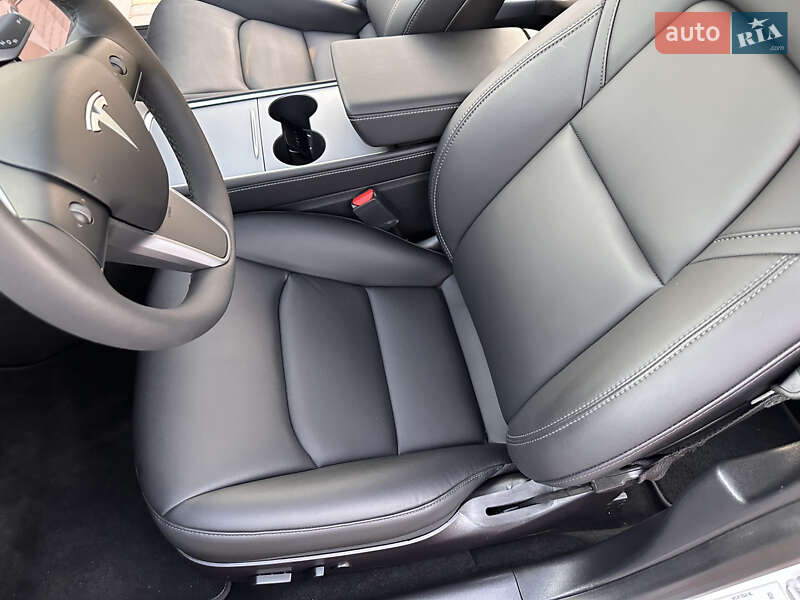 Седан Tesla Model 3 2022 в Ровно