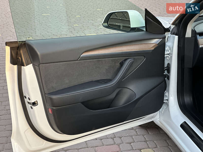 Седан Tesla Model 3 2022 в Ровно