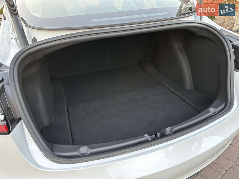 Седан Tesla Model 3 2022 в Ровно