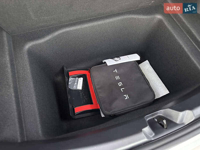 Седан Tesla Model 3 2022 в Ровно