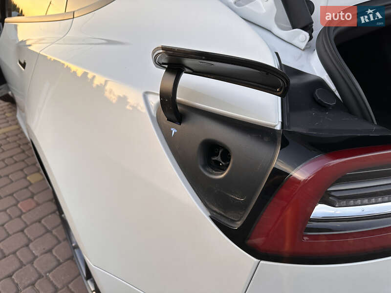 Седан Tesla Model 3 2022 в Ровно
