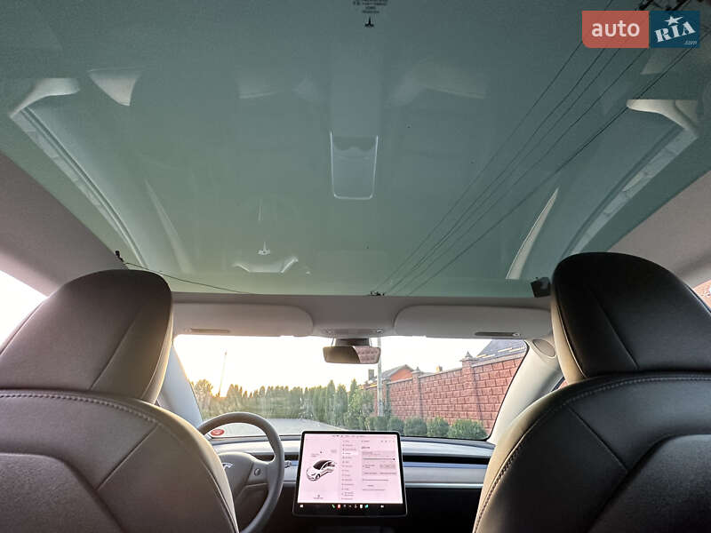 Седан Tesla Model 3 2022 в Ровно
