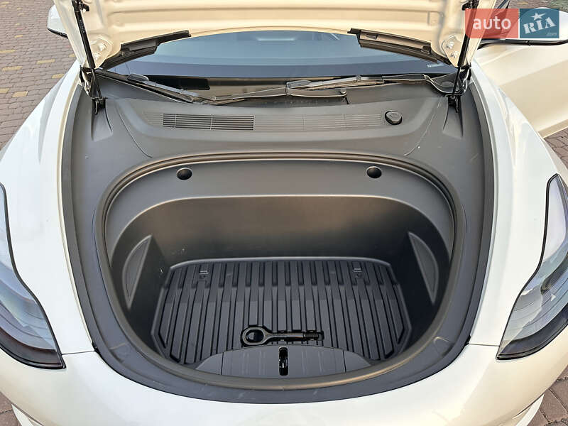 Седан Tesla Model 3 2022 в Ровно