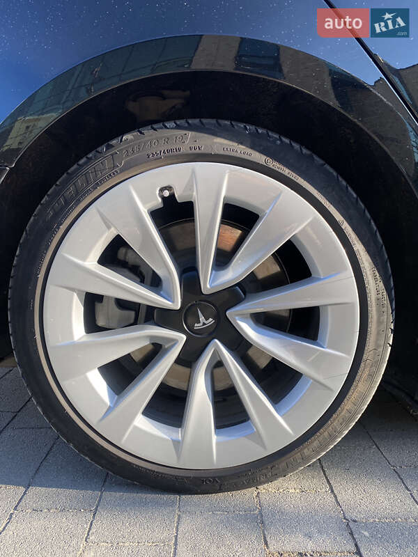 Седан Tesla Model 3 2022 в Хмельницком
