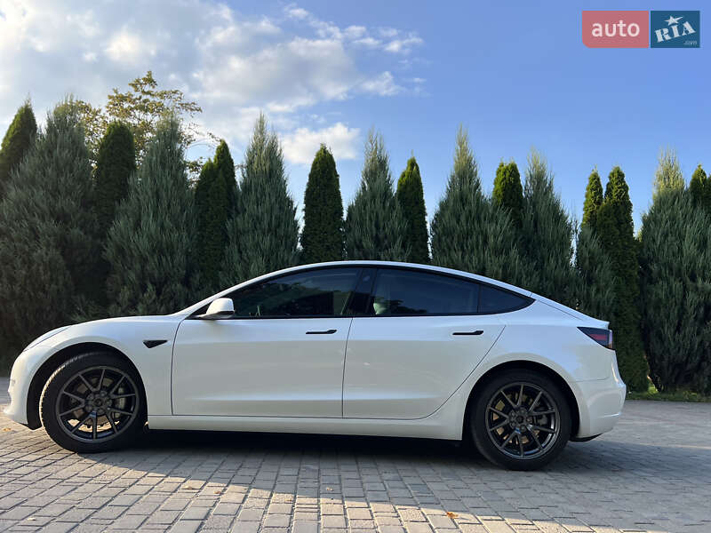 Седан Tesla Model 3 2021 в Самборі