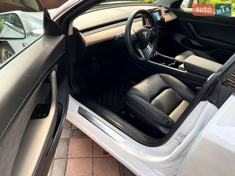 Седан Tesla Model 3 2020 в Києві