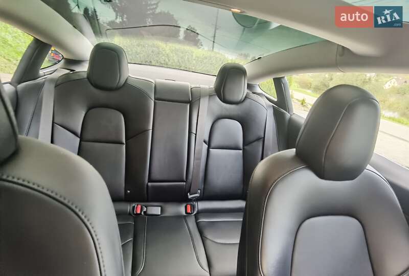 Седан Tesla Model 3 2018 в Львові