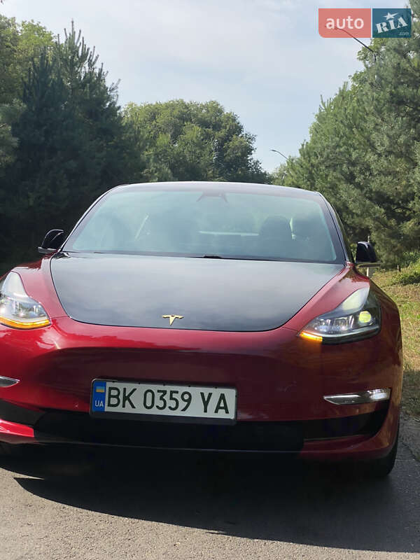 Седан Tesla Model 3 2018 в Ровно