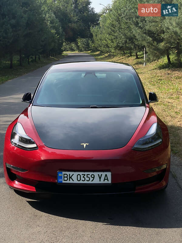 Седан Tesla Model 3 2018 в Ровно