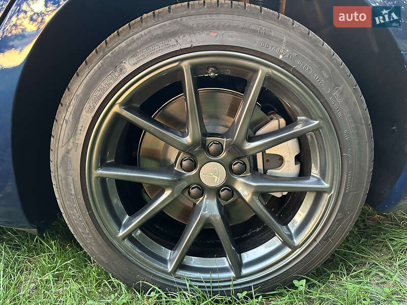 Седан Tesla Model 3 2023 в Сумах