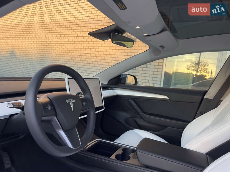 Седан Tesla Model 3 2022 в Днепре