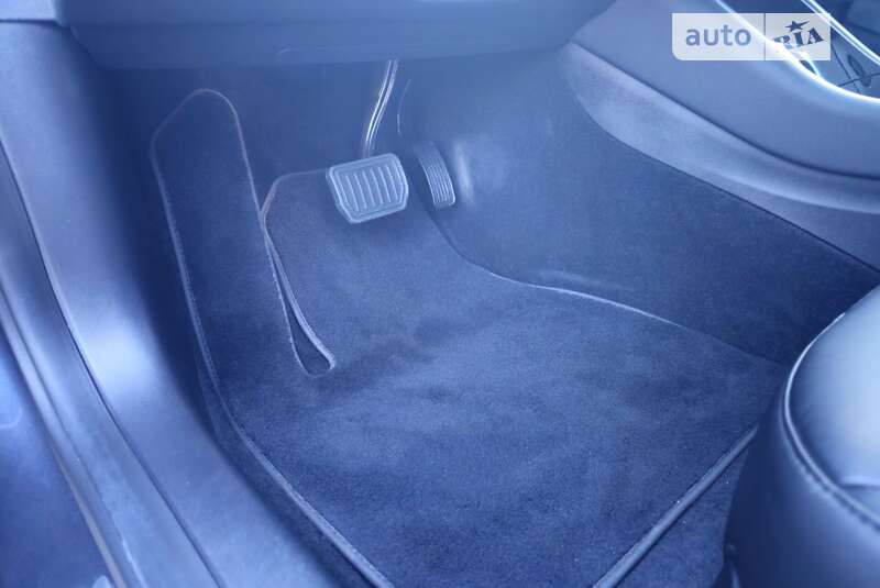 Седан Tesla Model 3 2020 в Києві