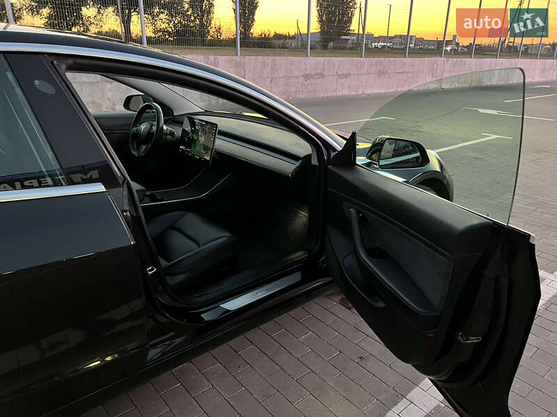 Седан Tesla Model 3 2018 в Первомайске