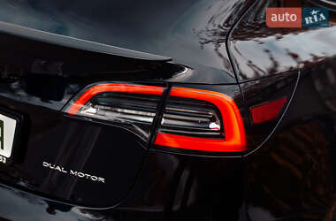 Седан Tesla Model 3 2022 в Чернівцях