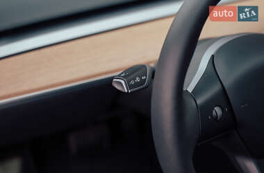 Седан Tesla Model 3 2022 в Чернівцях