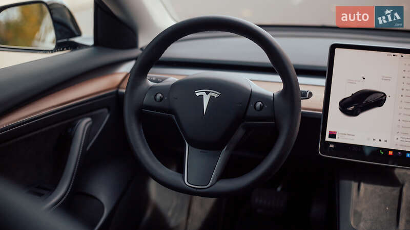 Седан Tesla Model 3 2022 в Чернівцях