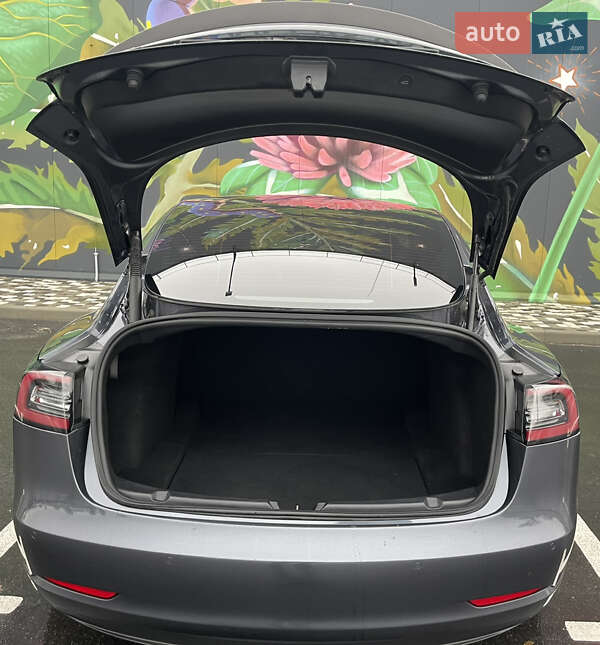 Седан Tesla Model 3 2021 в Киеве