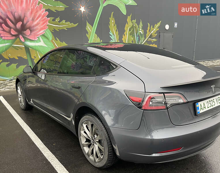 Седан Tesla Model 3 2021 в Киеве